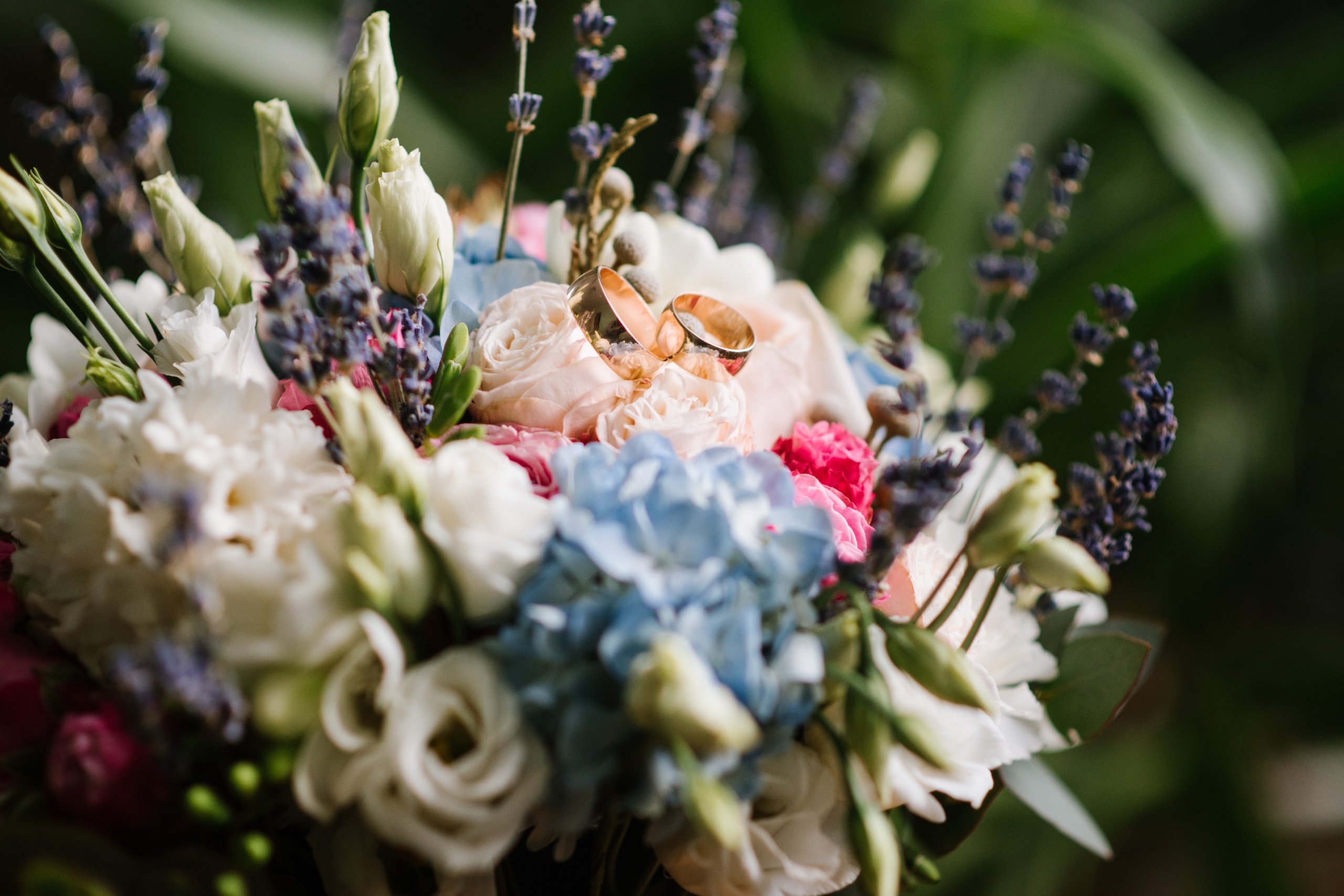 beautiful-wedding-bouquet-with-fresh-flowers-wedding-day
